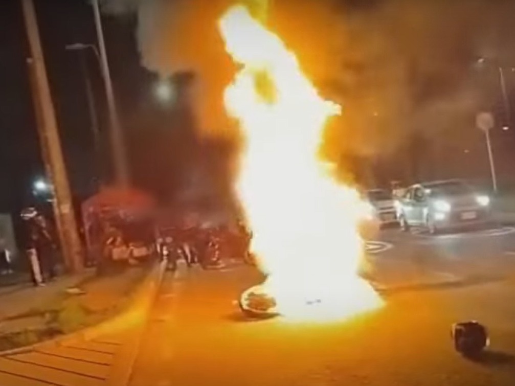 Habitantes del barrio El Perdomo incineran moto de ladrones.