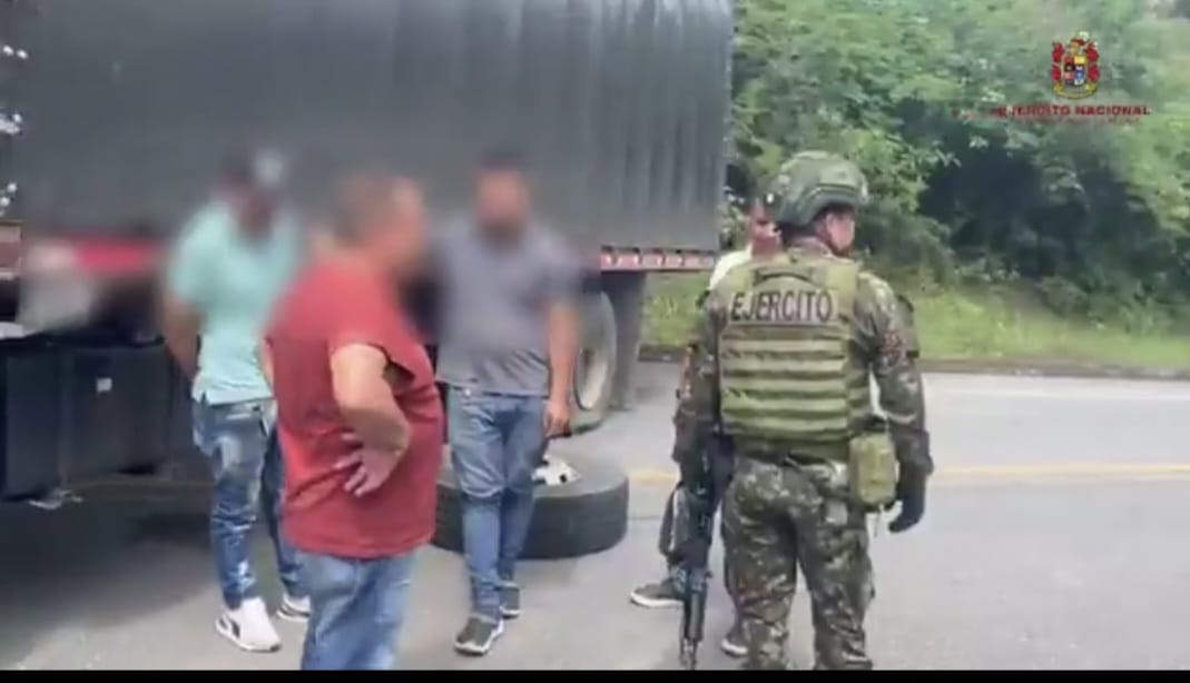 El Ejército recuperó vehículos robados en la vía Panamericana, durante un retén ilegal.