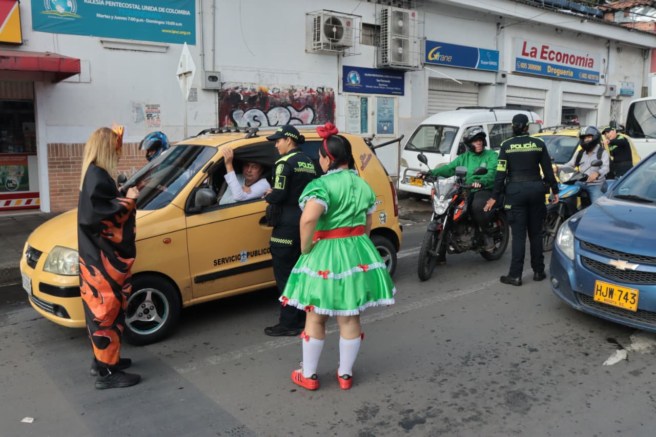 Campaña contra la pólvora en Cali con escuadrón de la Policía.
