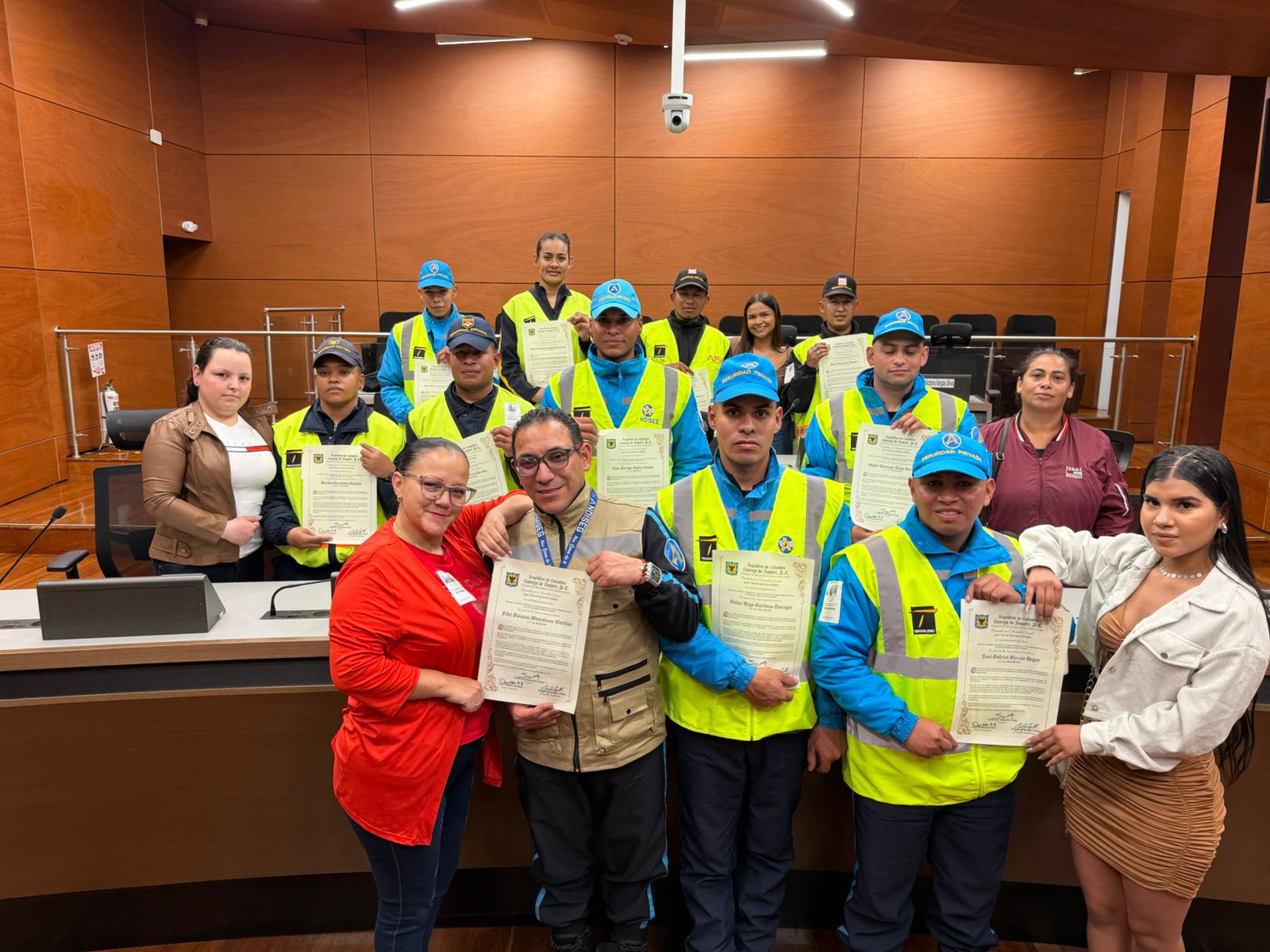 Condecoran en el Concejo de Bogotá a 14 guardas de seguridad de TransMilenio