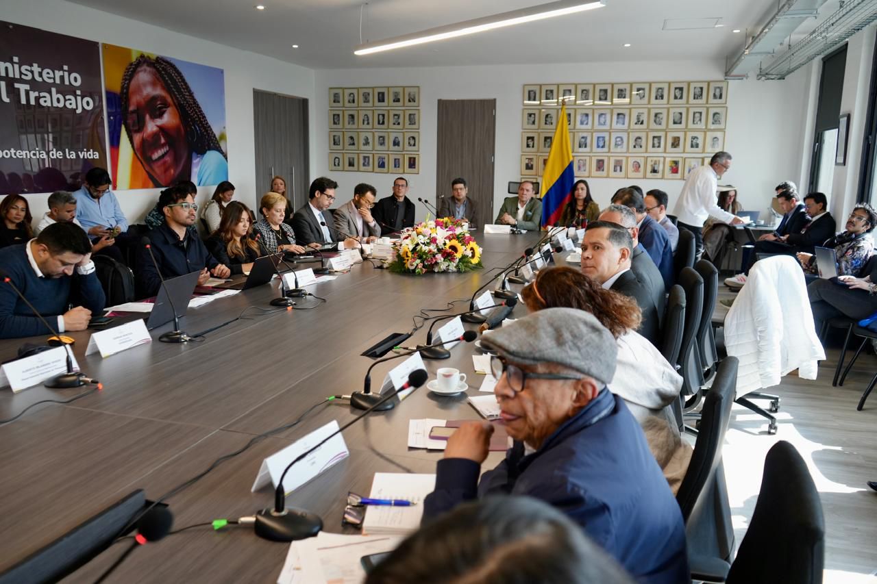 Mesa de negociación y concertación para el incremento del salario mínimo 2026.