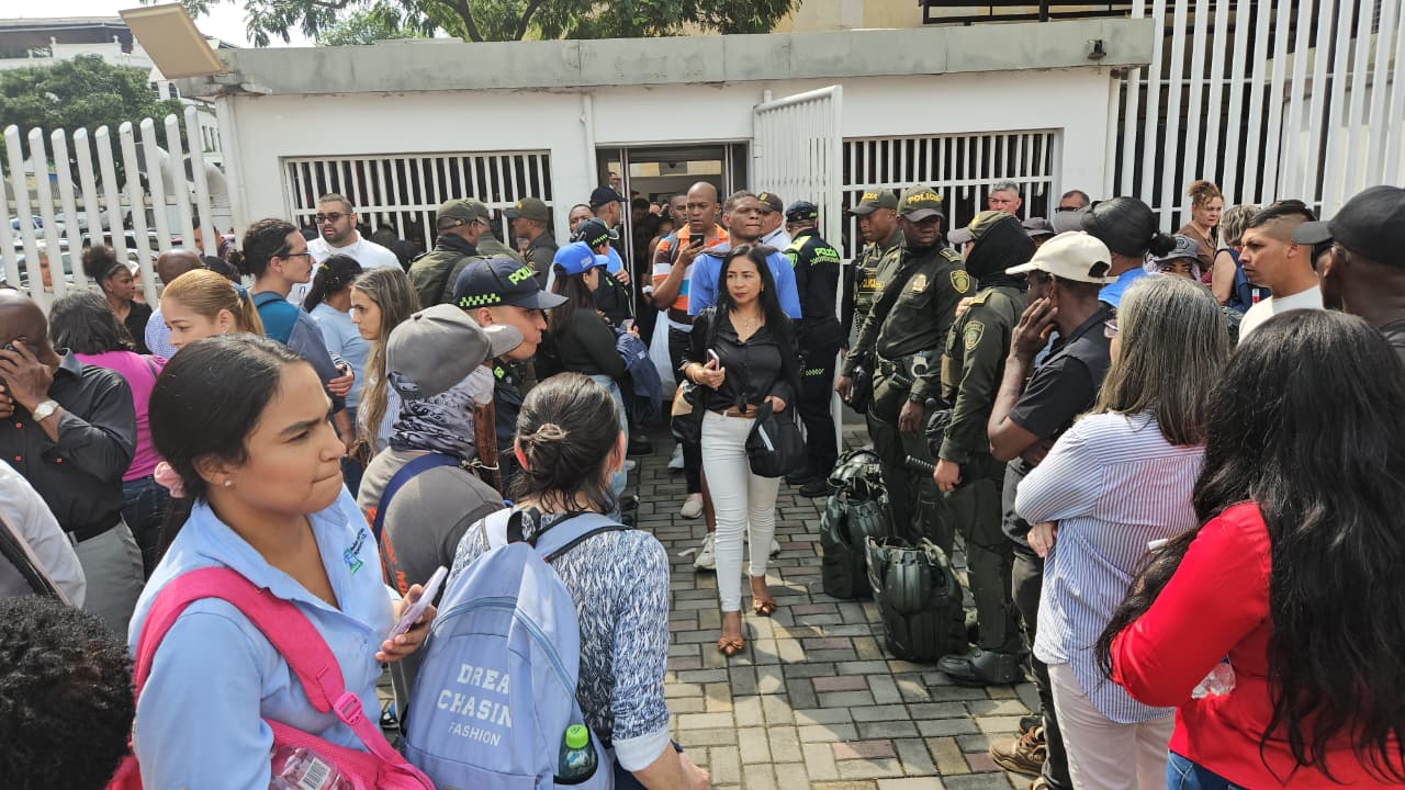 Esta es la protesta o minga de manifestantes en la entrada de la Gobernación del Valle.