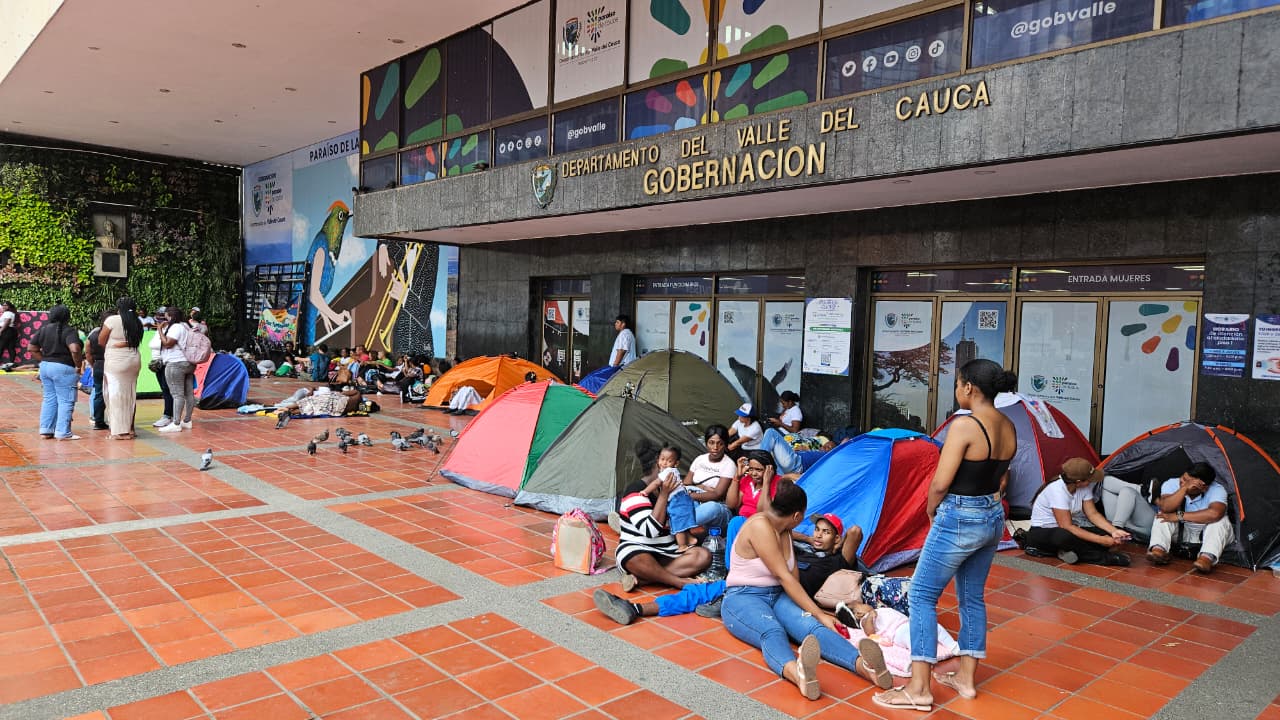 Esta es la protesta o minga de manifestantes en la entrada de la Gobernación del Valle.