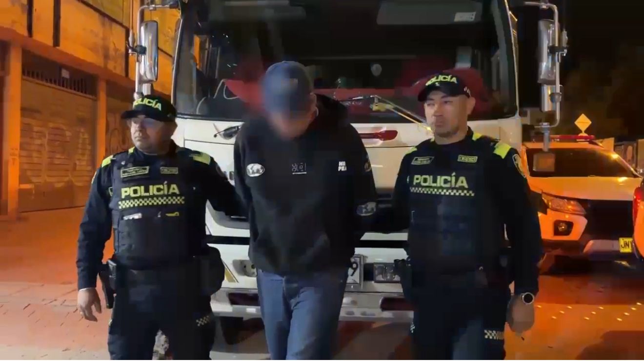El camión recuperado por la Policía Metropolitana de Soacha tras el operativo desplegado en la autopista Sur.