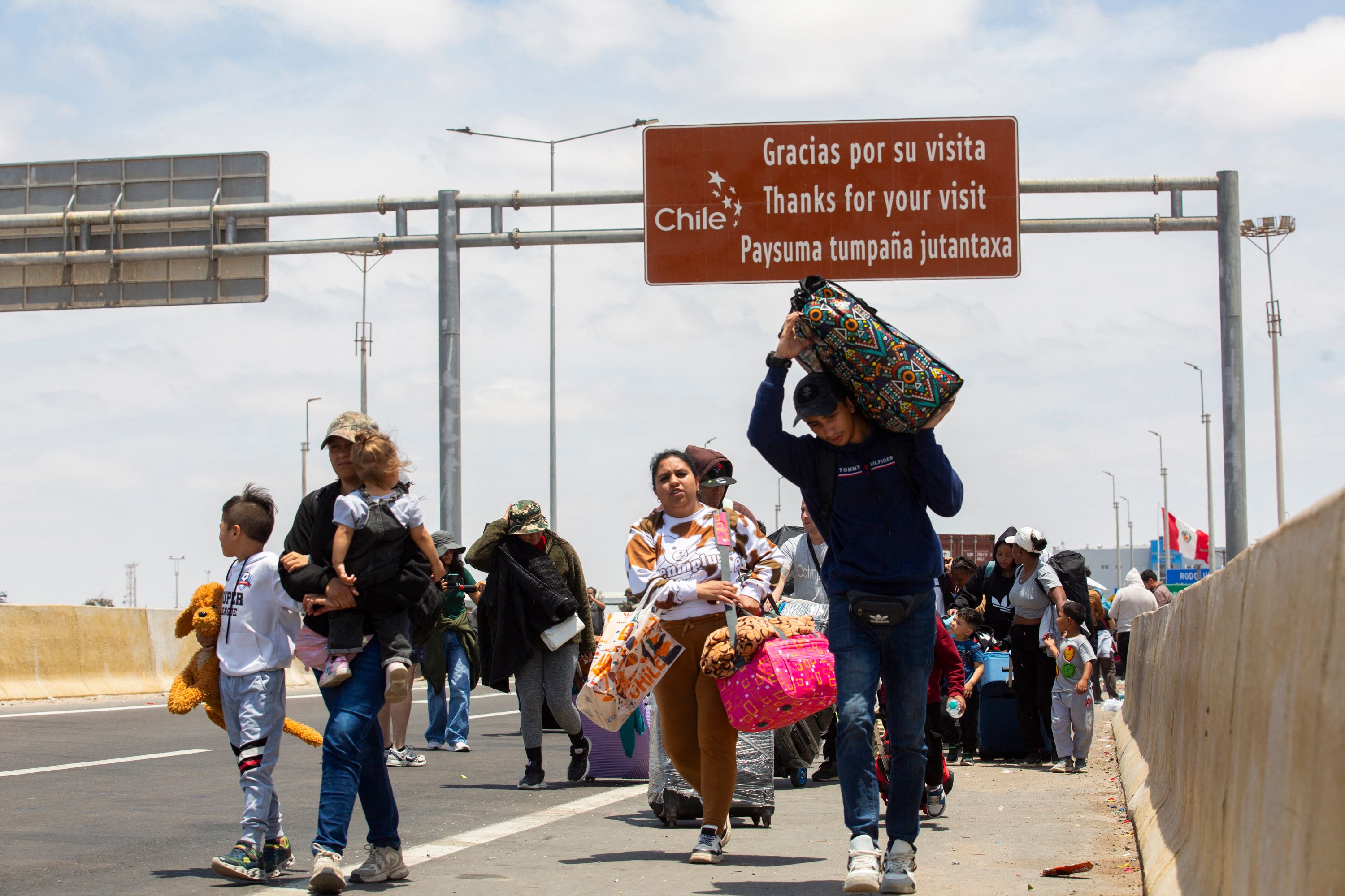 Migrantes venezolanos intentan abandonar Chile ante las elecciones: Perú la frontera