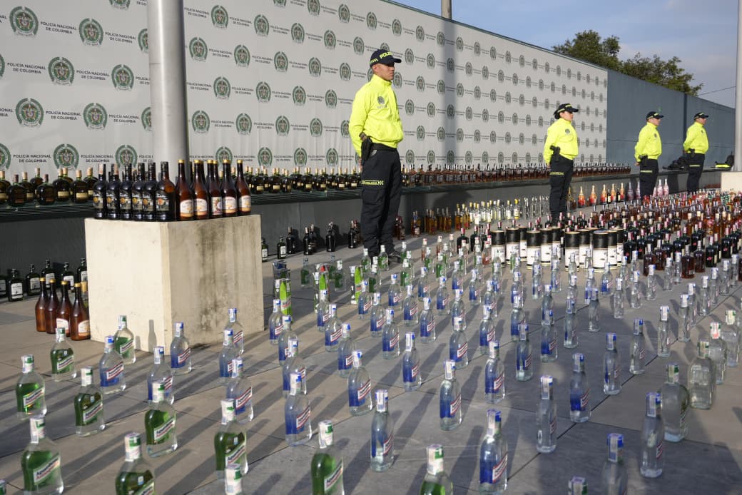 Autoridades hallaron en el barrio Voto Nacional botellas originales junto a unidades adulteradas listas para distribución.
