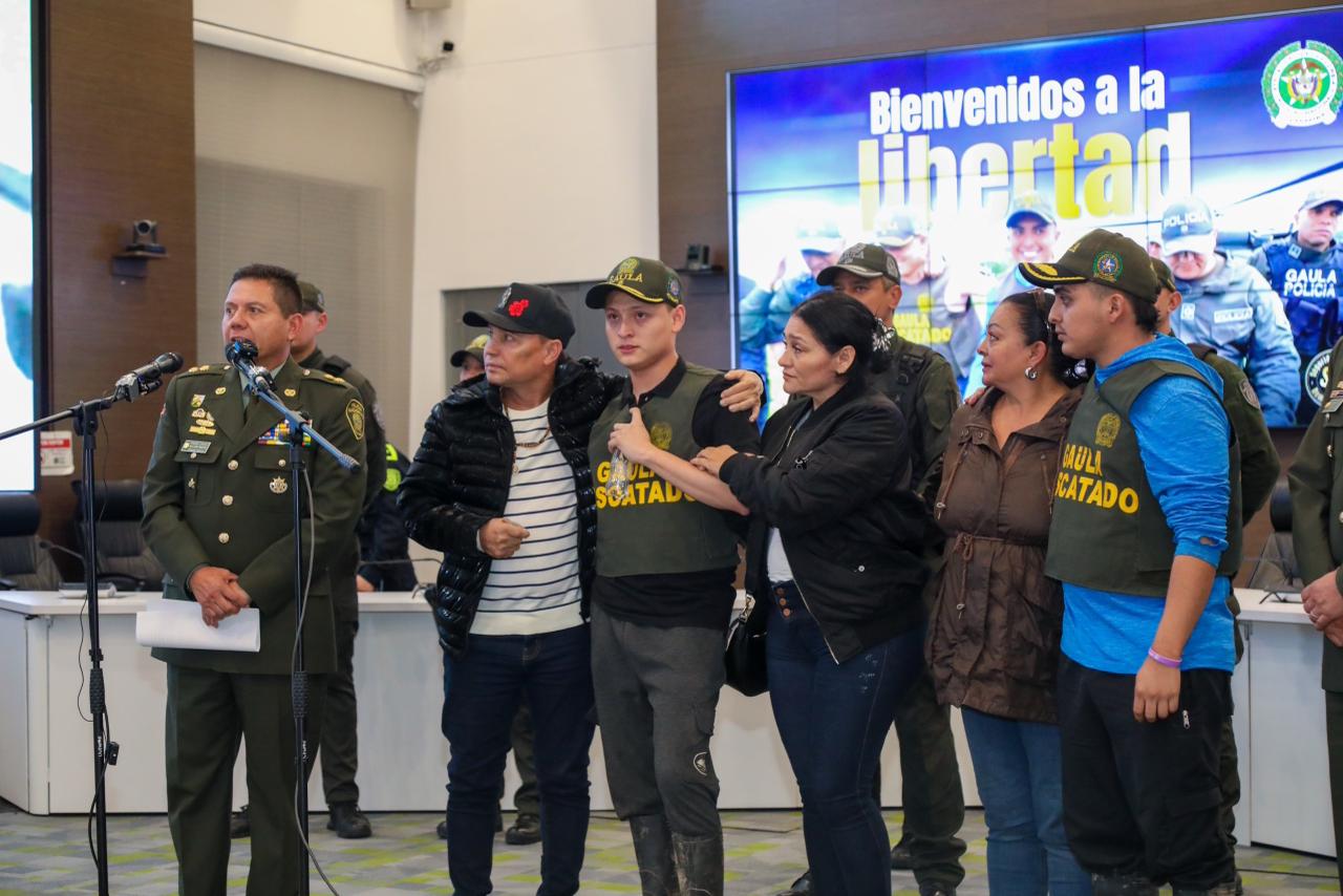 Miguel Ayala, su papá, Giovanny Ayala y el director de la Policía, general William Rincón.