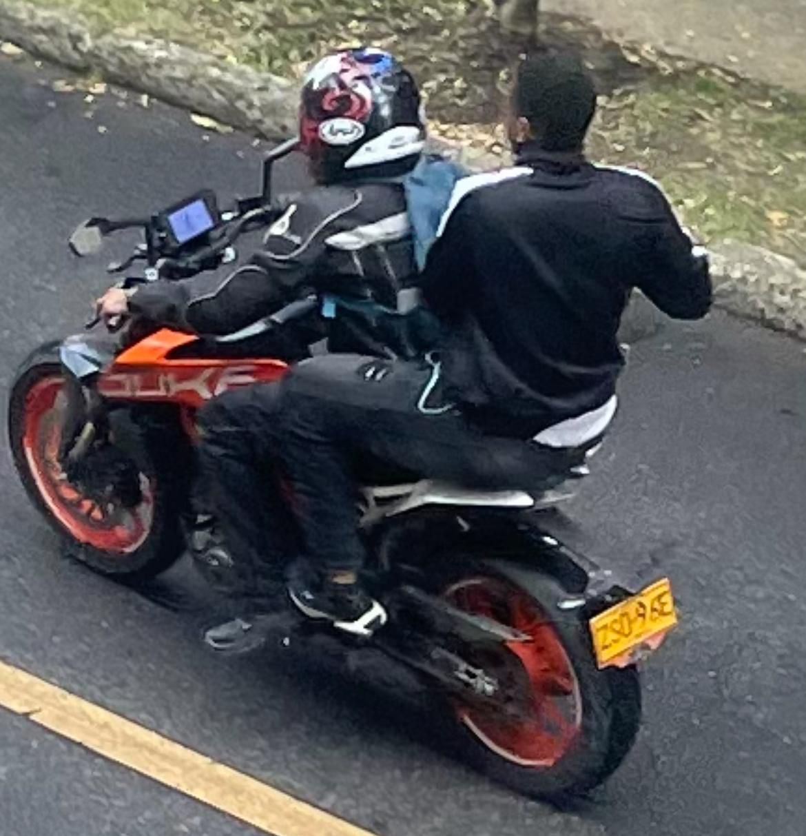 Moto naranja en la que se movilizaron los delincuentes señalados de cometer varios robos en la avenida 19 con 108.