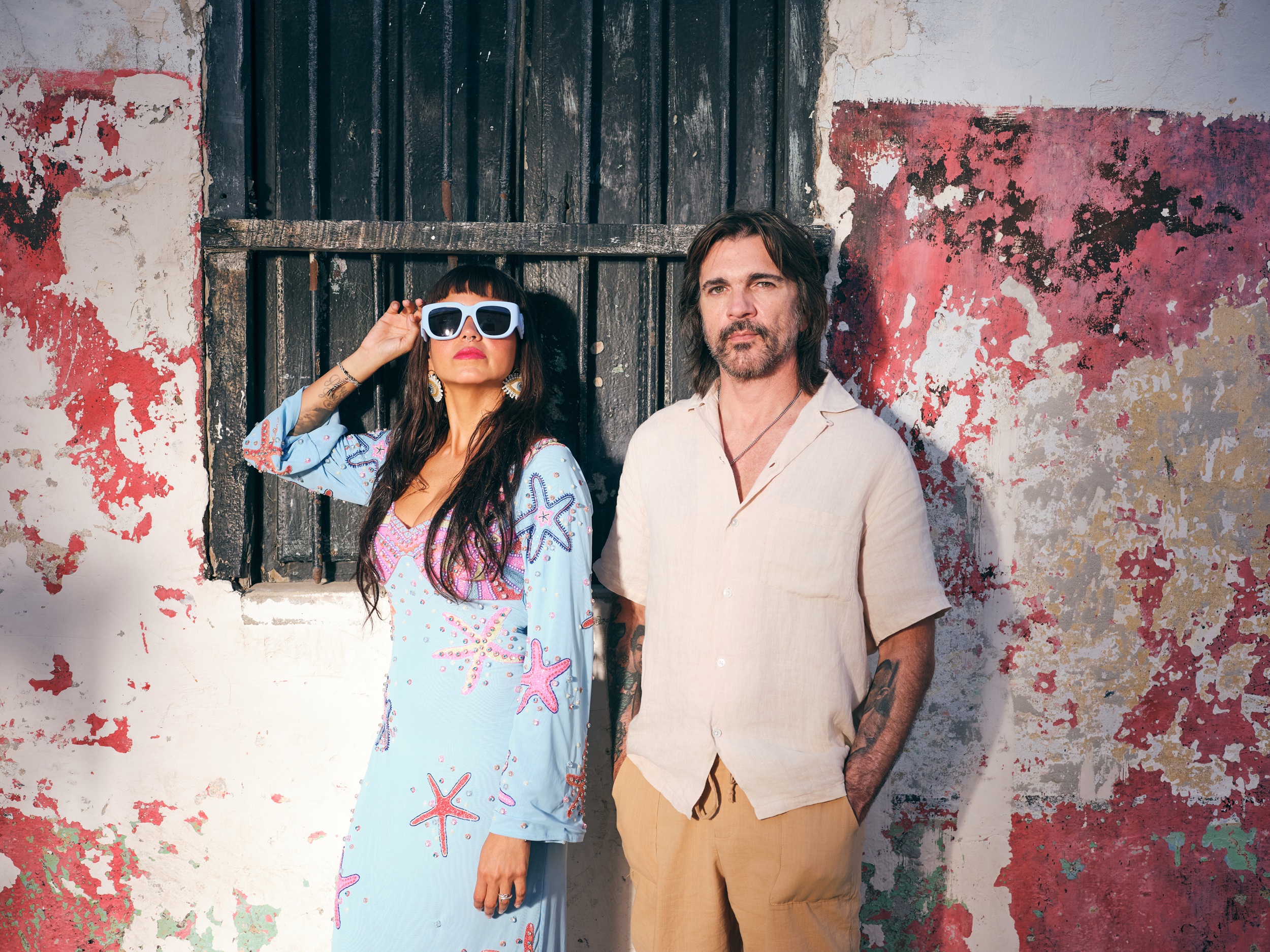 Juanes y Bomba Estéreo presentan su canción 'Muérdeme'.