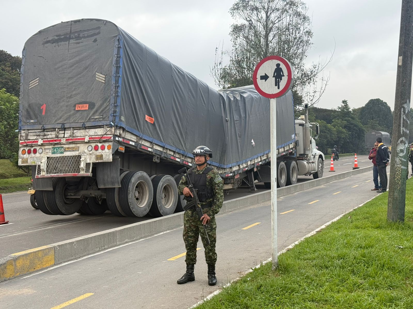 Tractocamión varado en la autopista Norte