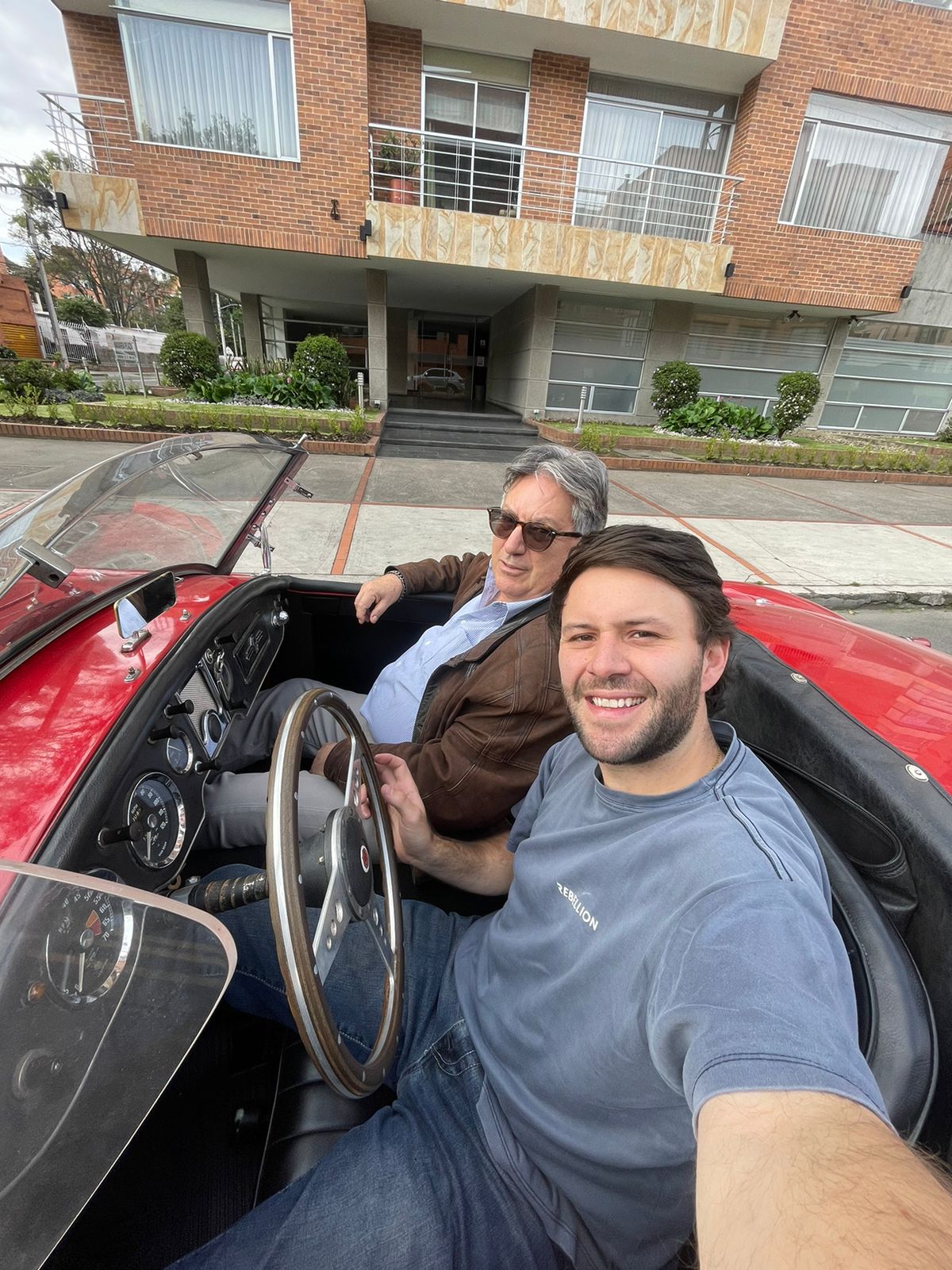 Padre e hijo disfrutando de sus pasatiempos favoritos.