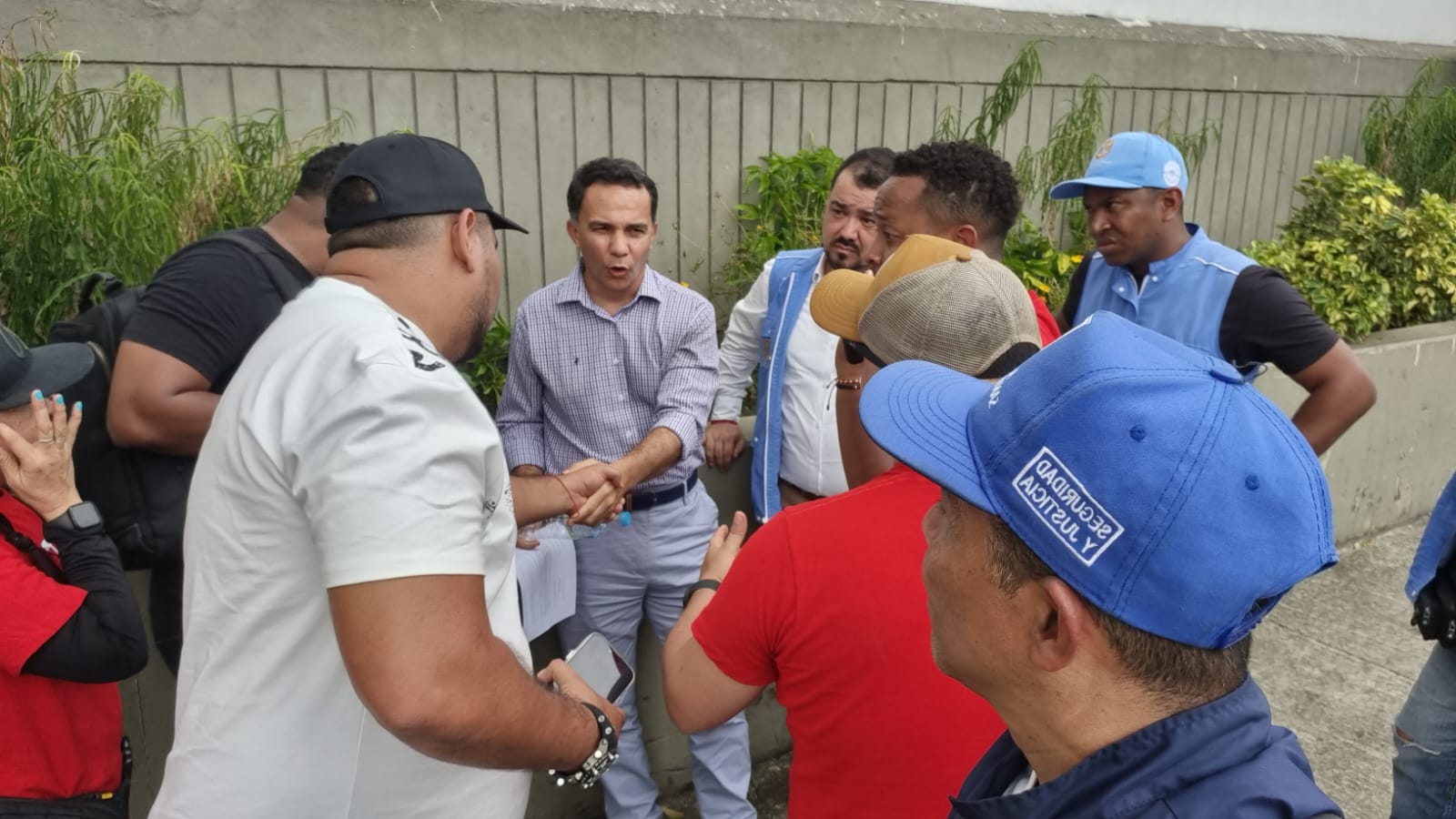 Subsecretario de Inspección, Vigilancia y Control, Jorge Moreno, con manifestantes de bares.