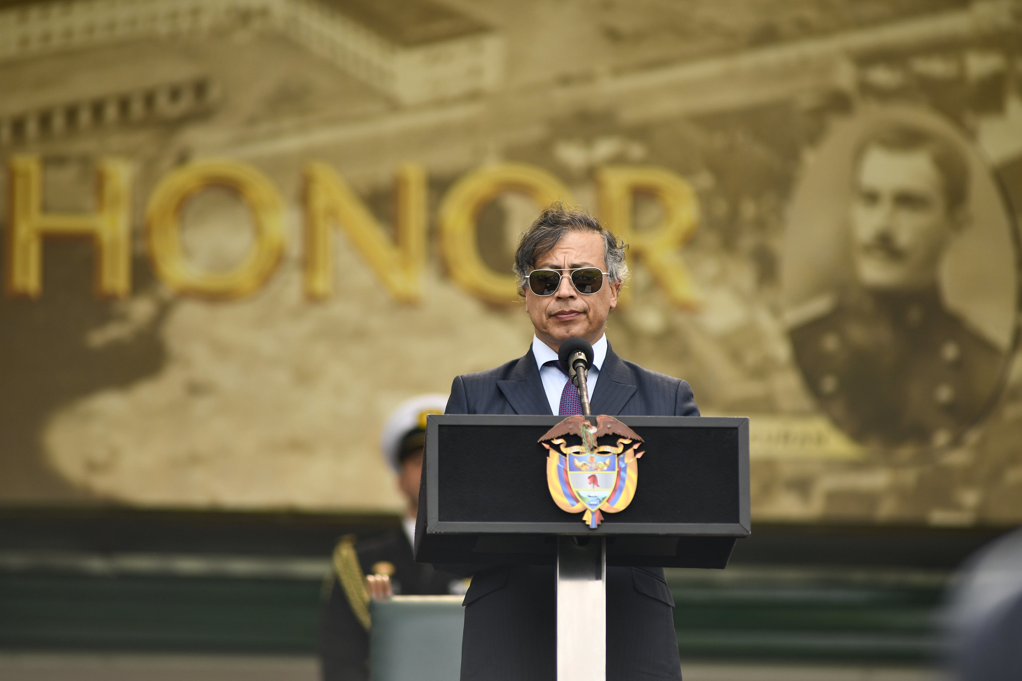 El presidente Gustavo Petro en la ceremonia de fin de curso de oficiales.