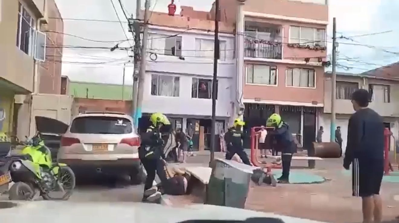 Patrullas de la Policía de Soacha durante el operativo que permitió recuperar la camioneta herida.