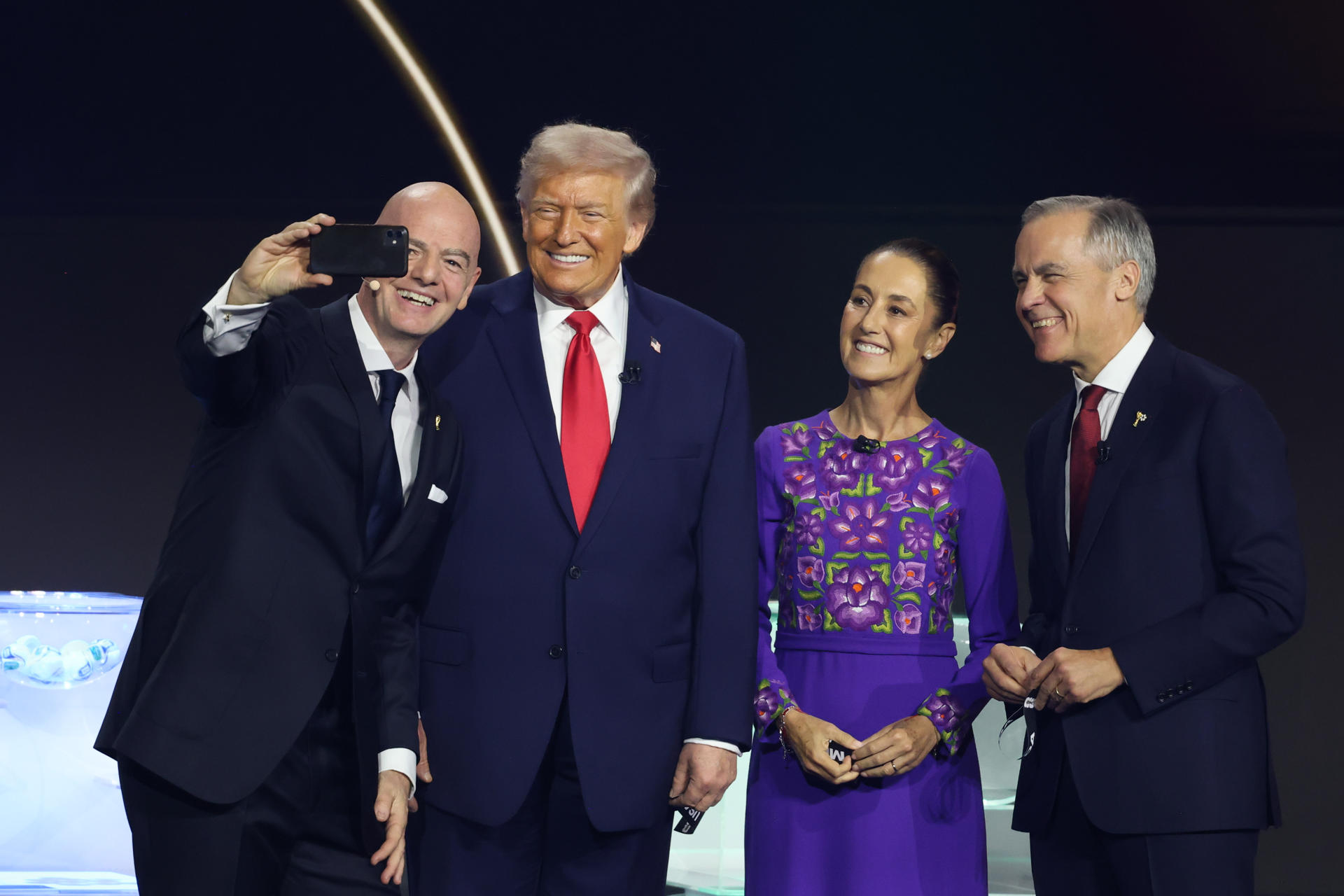 Gianni Infantino, Donald Trump, Claudia Sheinbaum y Mark Carney durante el sorte del Mundial 2026.
