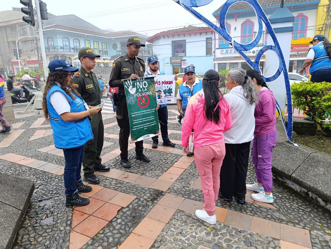 Uniformados de la Policía hacen campaña de prevención por uso de la pólvora, en el Valle.