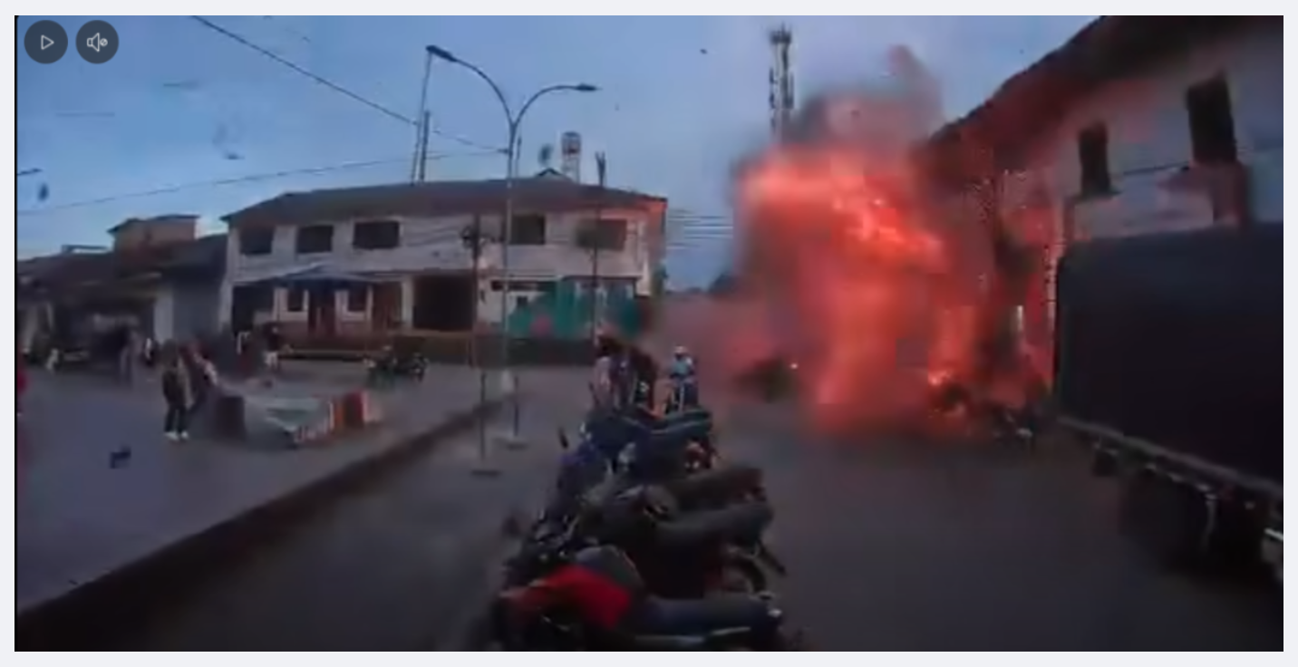 Momentos de la explosión de la moto bomba en Balboa, Cauca, el 6 de diciembre.