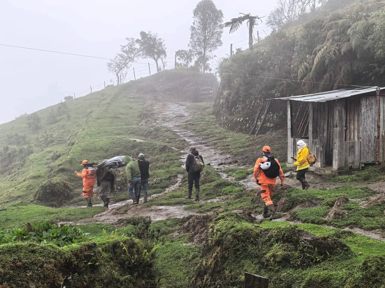 Los organismos de socorro rescataron el cuerpo en una zona de alta montaña.