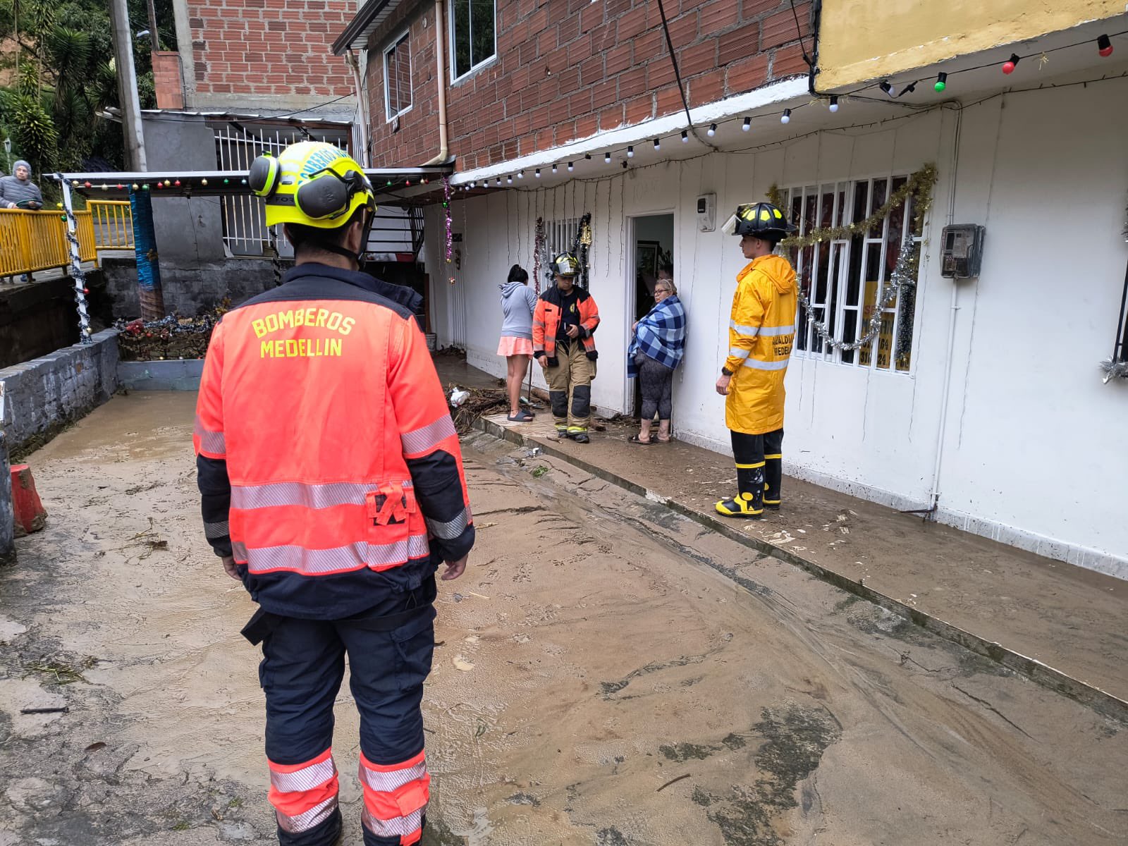 Emergencia por inundaciones en zona de Medellín, debido a crecientes de dos quebradas.