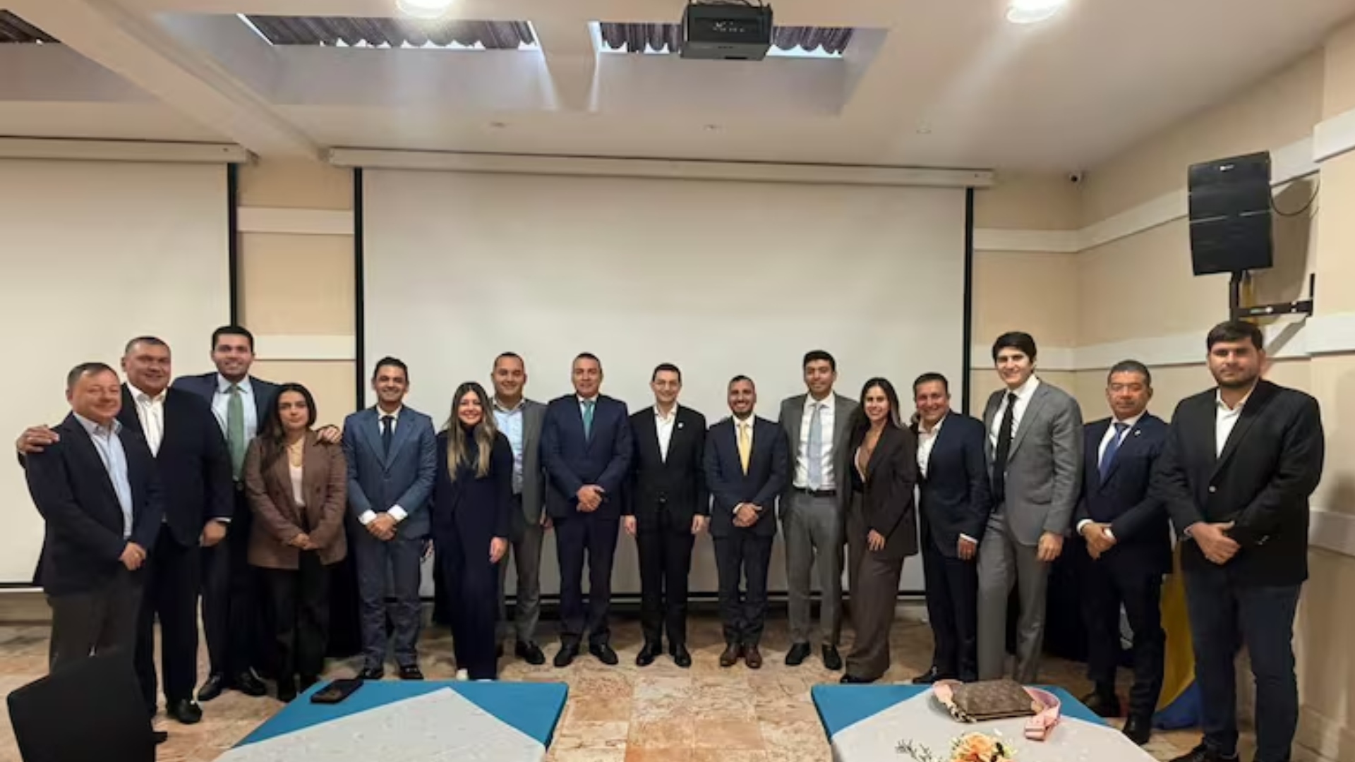 Grupo de 16 representantes del Partido Conservador junto con Carlos Felipe Córdoba.