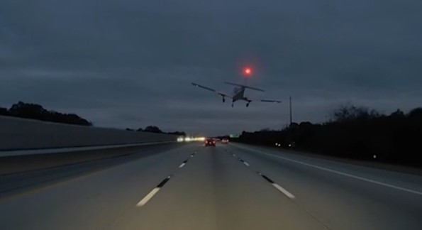 Avioneta aplasta auto