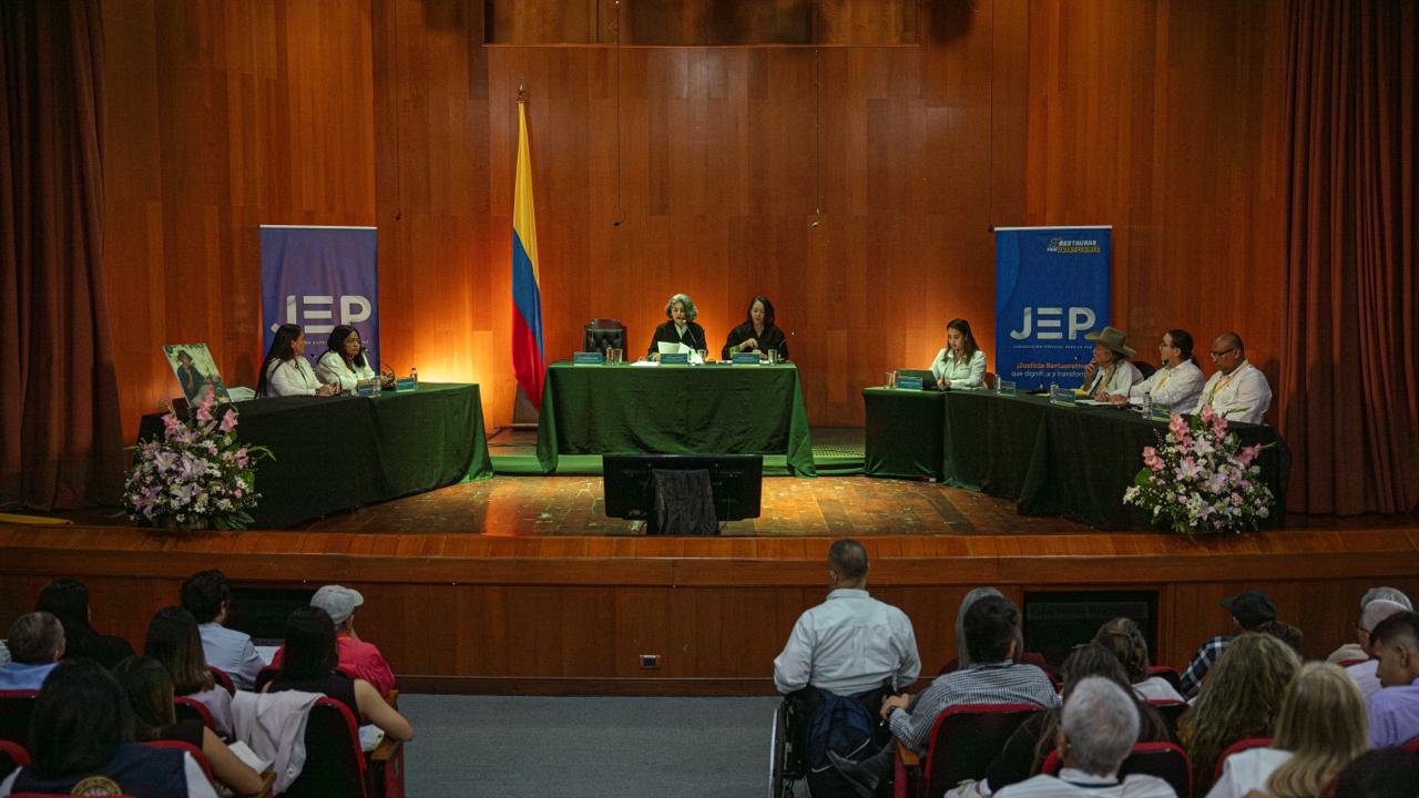 Kontrolü kaybeden muhteşem bira kamyonu kazasının geride bıraktığı görüntüler; Araç takla atarak 3 kişiyi yaraladı.