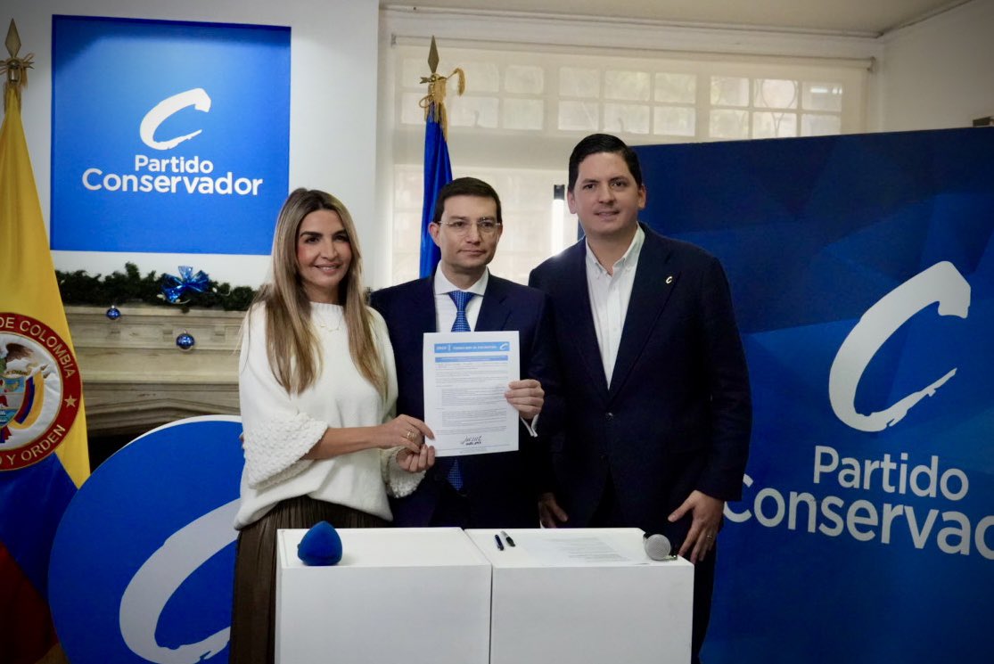 Carlos Felipe Córdoba inscribiendo su precandidatura por el Partido Conservador.