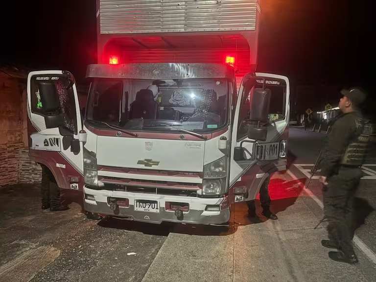 Este es el camión que iba a ser robado por disidentes. El conductor evitó el retén y los desconocidos le dispararon.