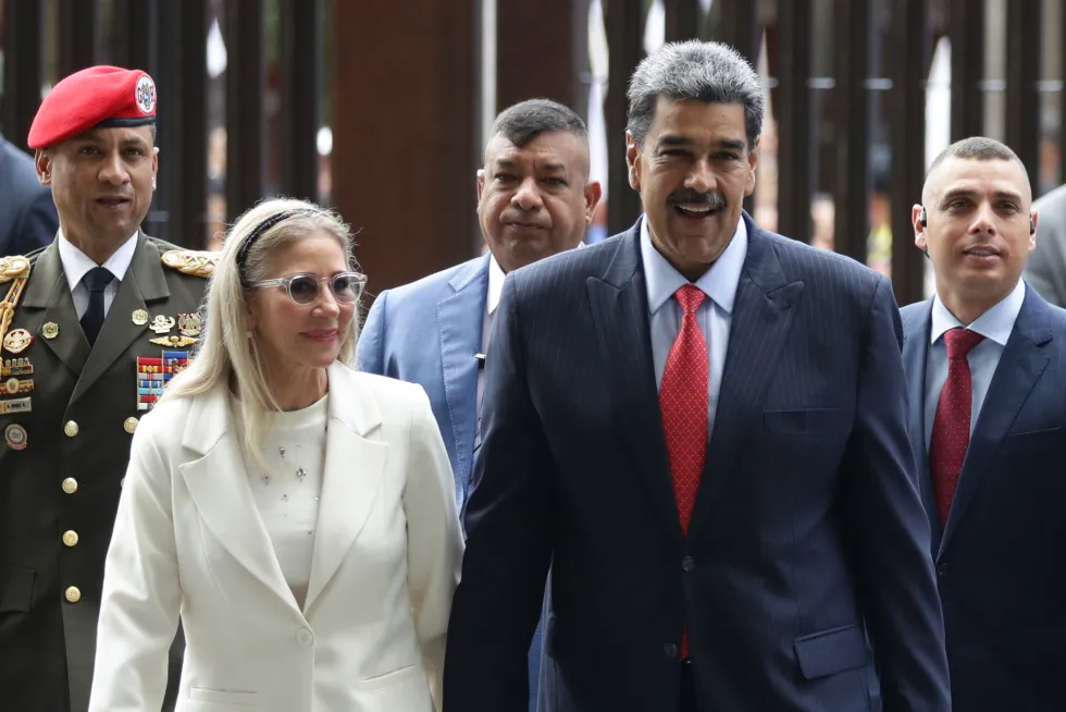 Las medidas incluyen a tres sobrinos de Cilia Flores, esposa de Maduro.