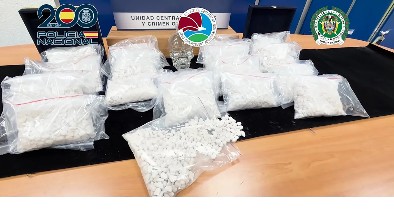 Los agentes incautaron los ocho kilos de droga en el momento que se producía el intercambio en el parqueadero de un centro comercial de Madrid.