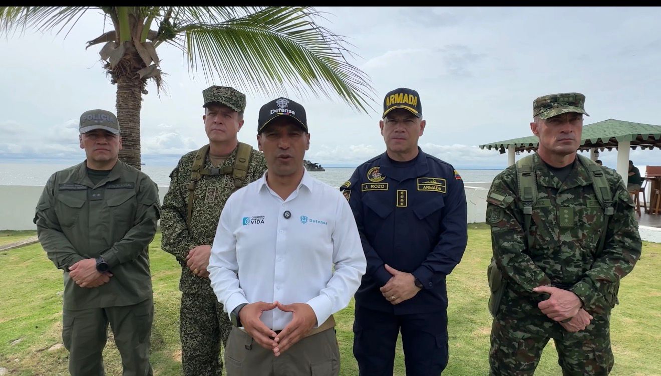 Savunma Bakanı Pedro Sánchez, kamu gücü liderleriyle birlikte.