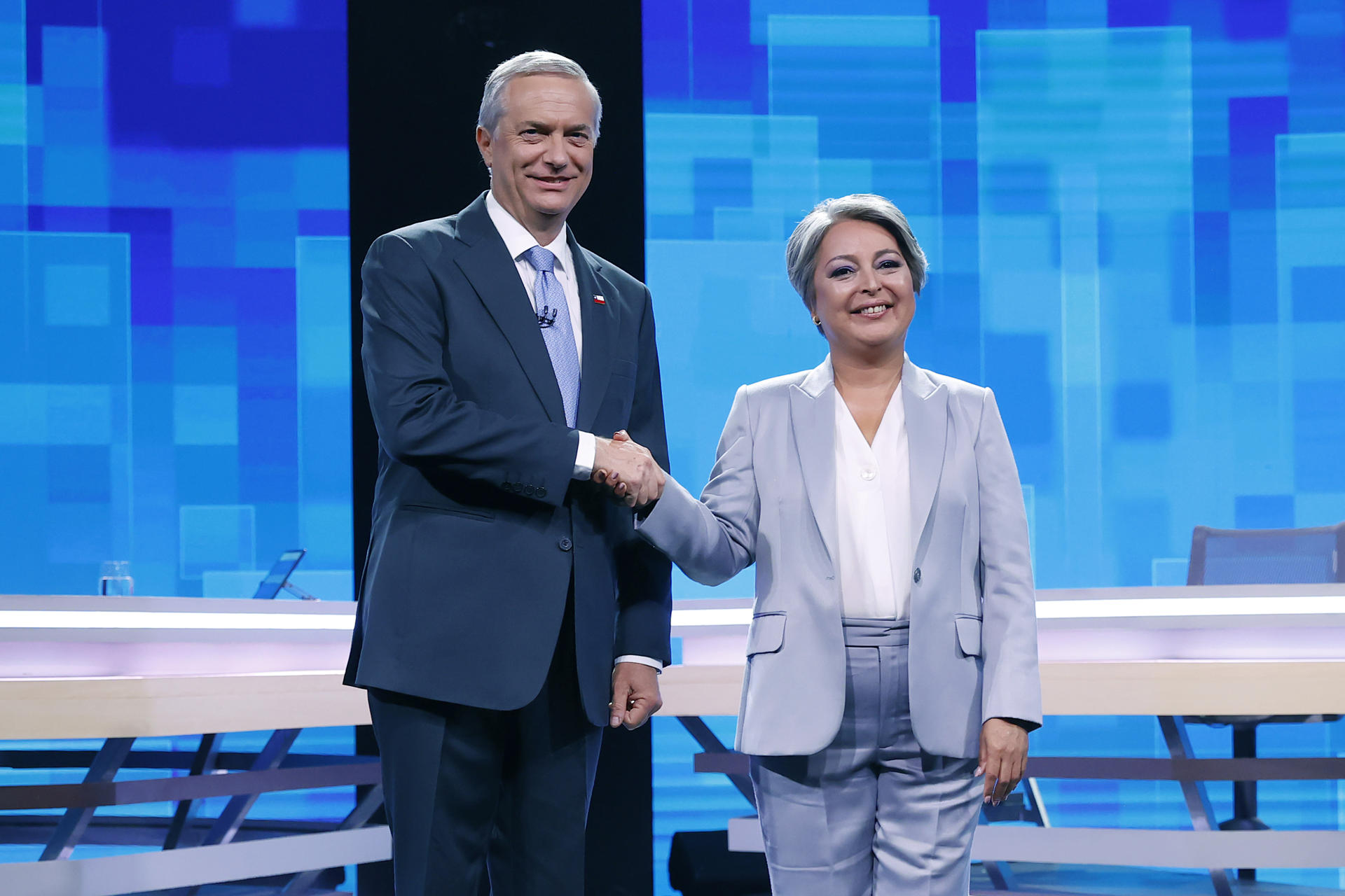 José Antonio Kast, fundador del Partido Republicano, junto con Jeannette Jara, militante del Partido Comunista.