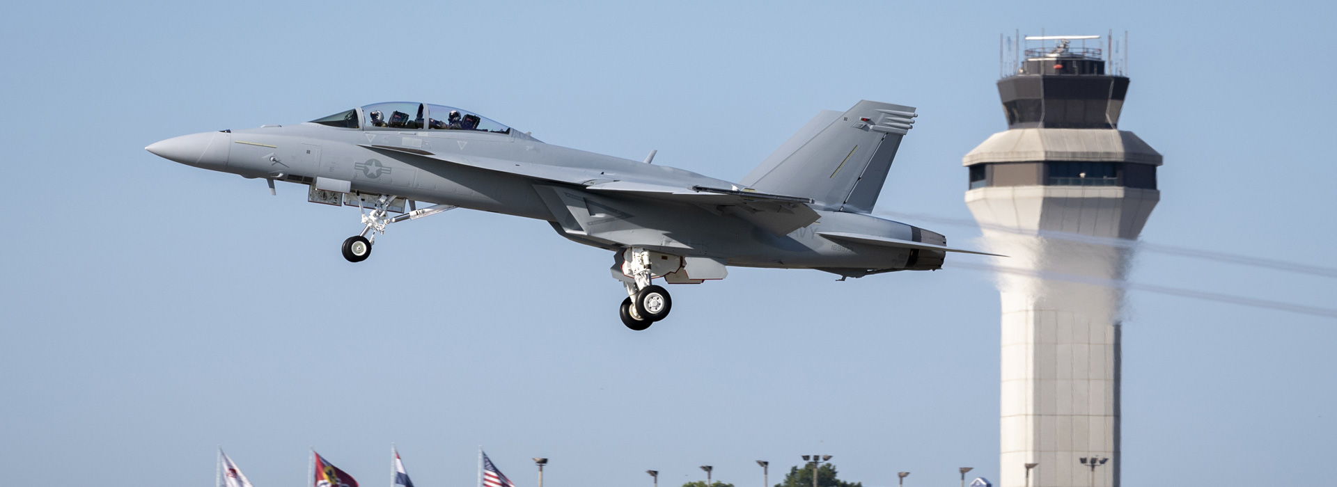 El Boeing EA-18G Growler es la versión especializada en guerra electrónica del cazabombardero embarcado F/A-18F Super Hornet.