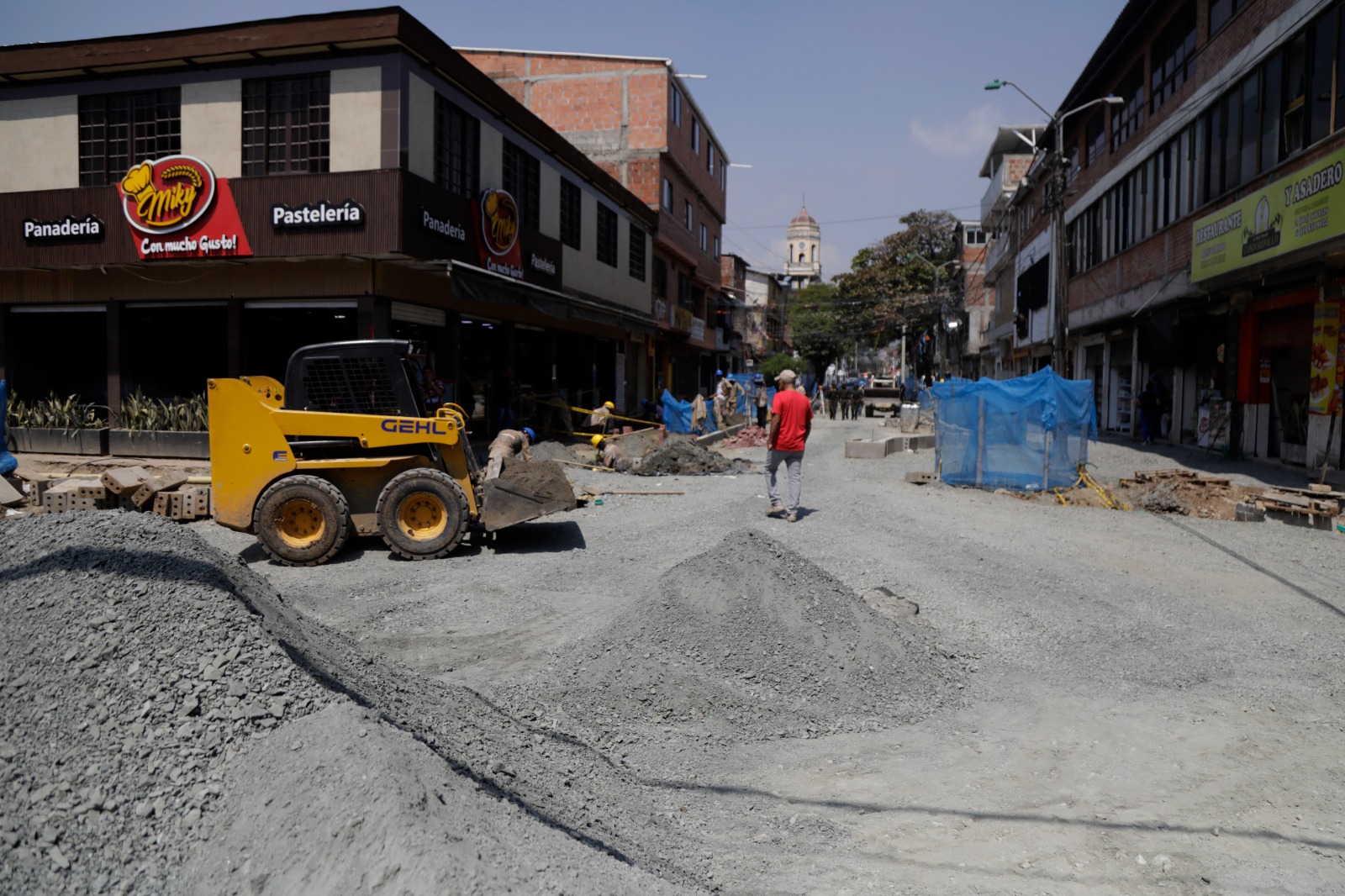 Obras de la primera etapa en el barrio Obrero, de Cali. Al fondo, la panadería Miky.