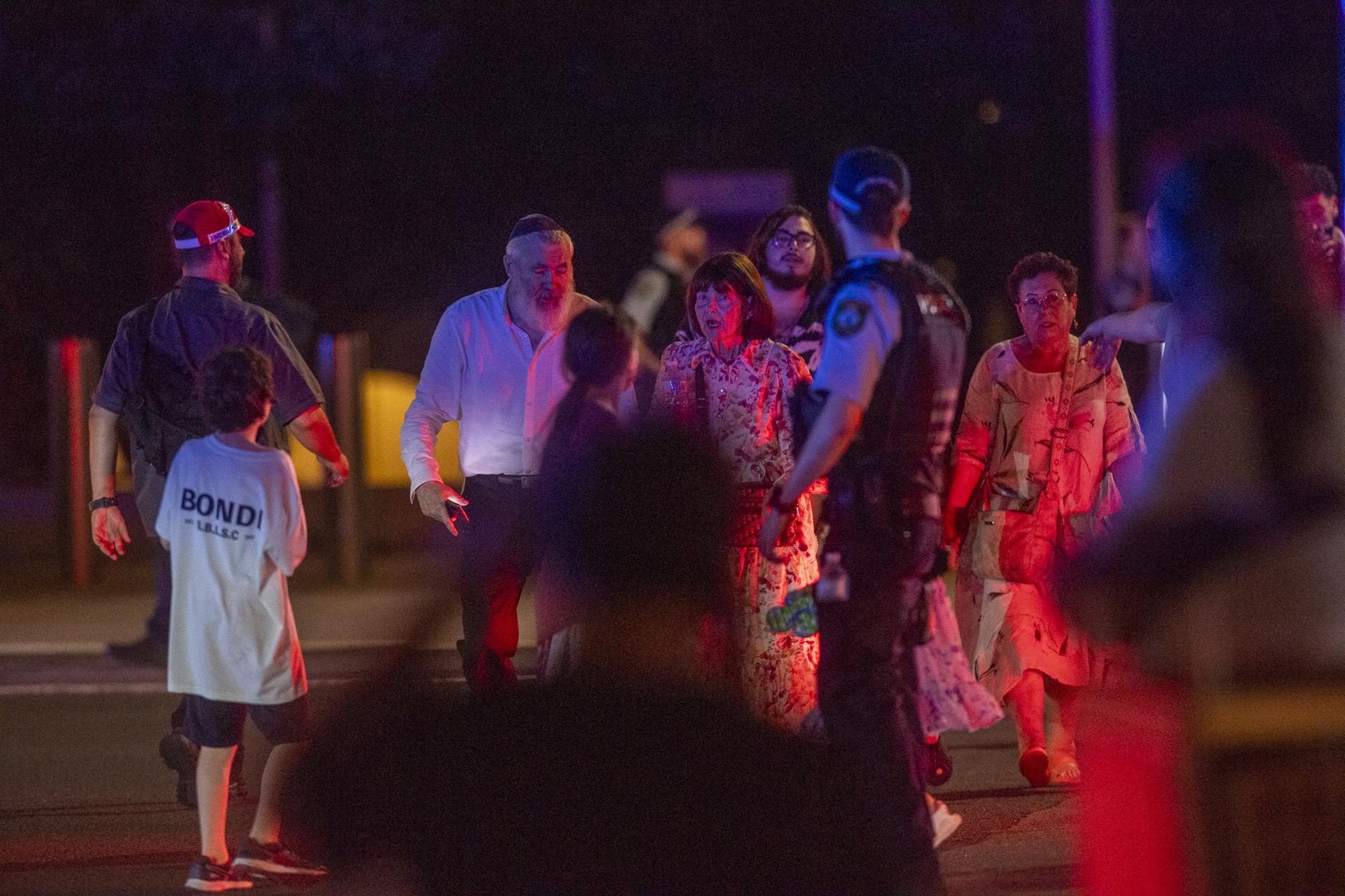Un oficial de policía observa a la gente que desaloja la playa de Bondi en Sídney, Australia.