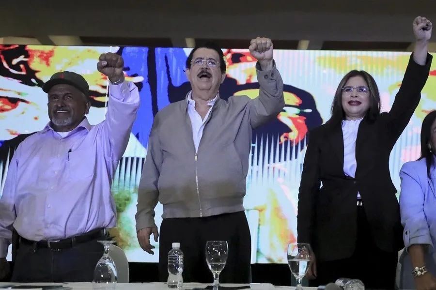 El expresidente de Honduras Manuel Zelaya (c), junto candidata a la Presidencia por el Partido Libertad y Refundación, Rixi Moncada (d).