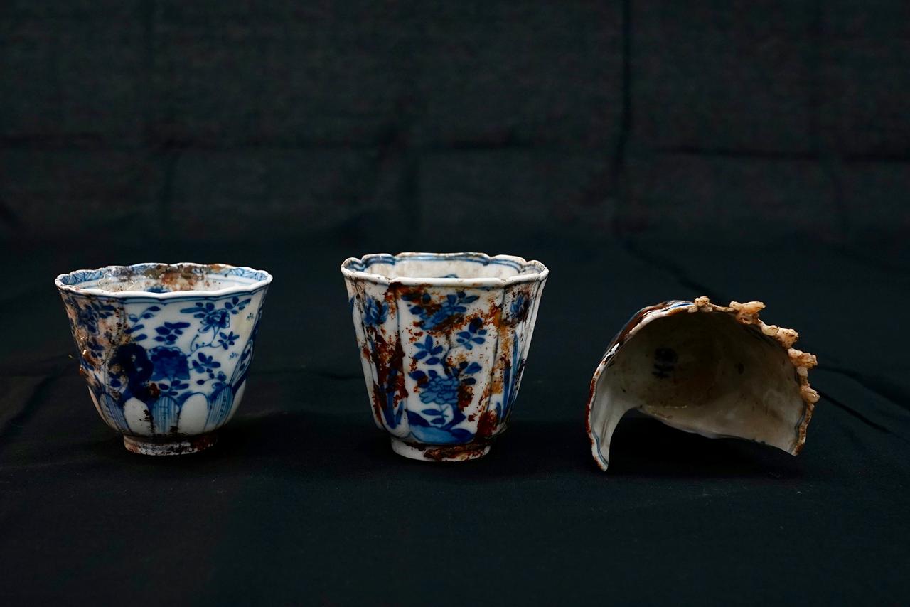 Piezas del Galeón San José, recolectadas por buques de la Armada de Colombia: un cañón, una taza de porcelana, tres macuquinas (monedas), además de dos fragmentos de porcelana y restos de sedimento asociados a estos objetos.