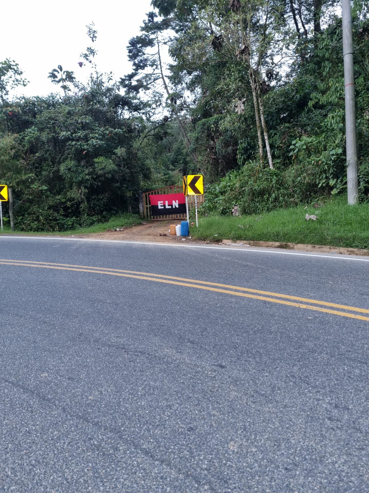 Bandera del Eln instalada a la altura del Alto de Minas.