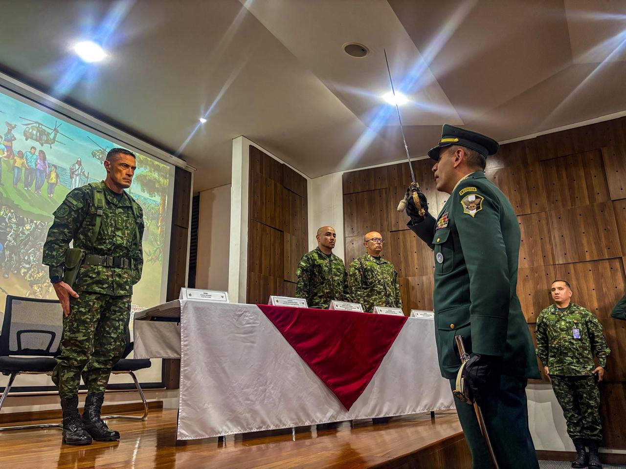 El coronel Edgar Rodríguez Pérez recibe el cargamento.