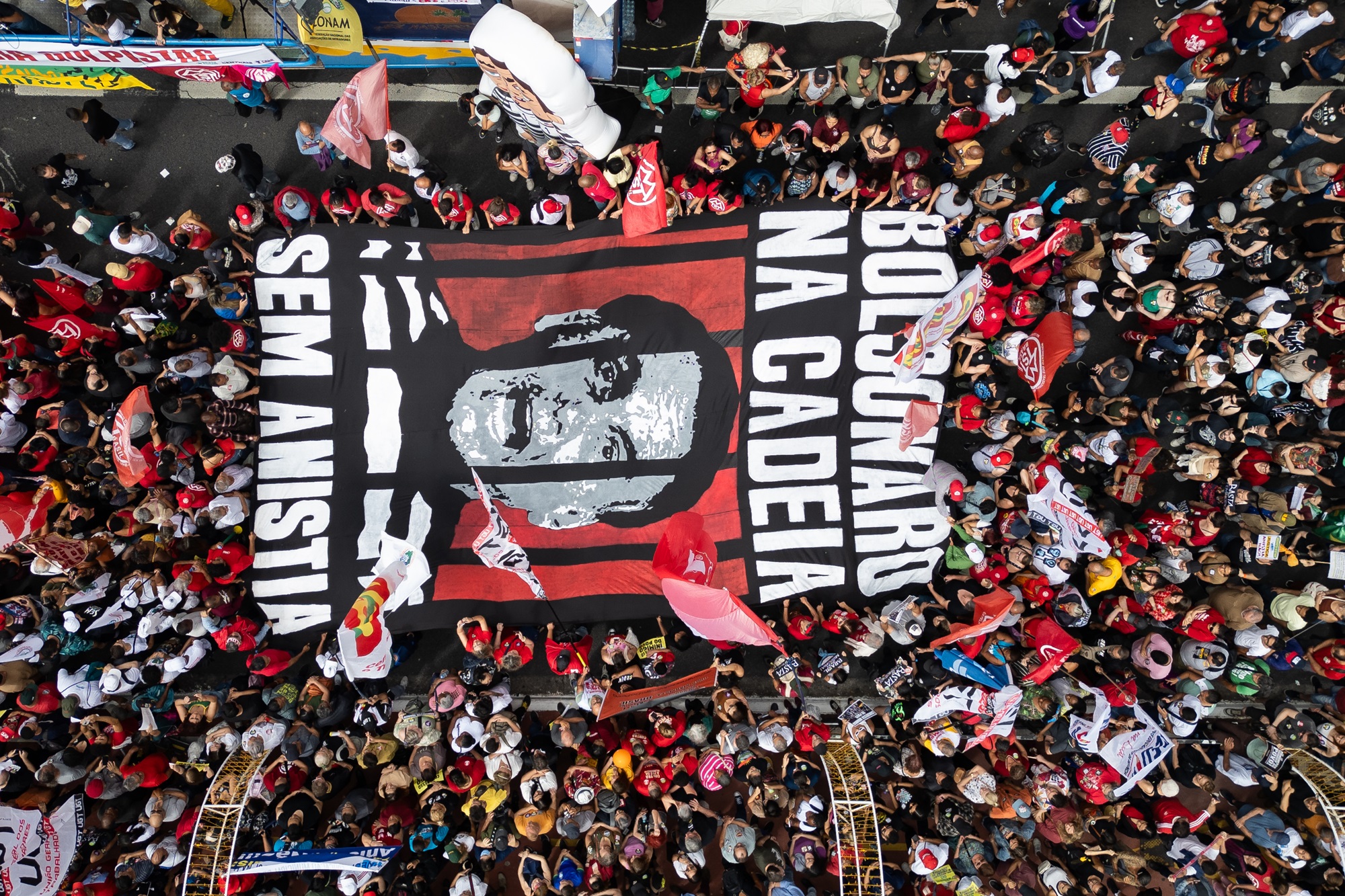Personas durante una manifestación contra el proyecto de amnistía a Jair Bolsonaro.