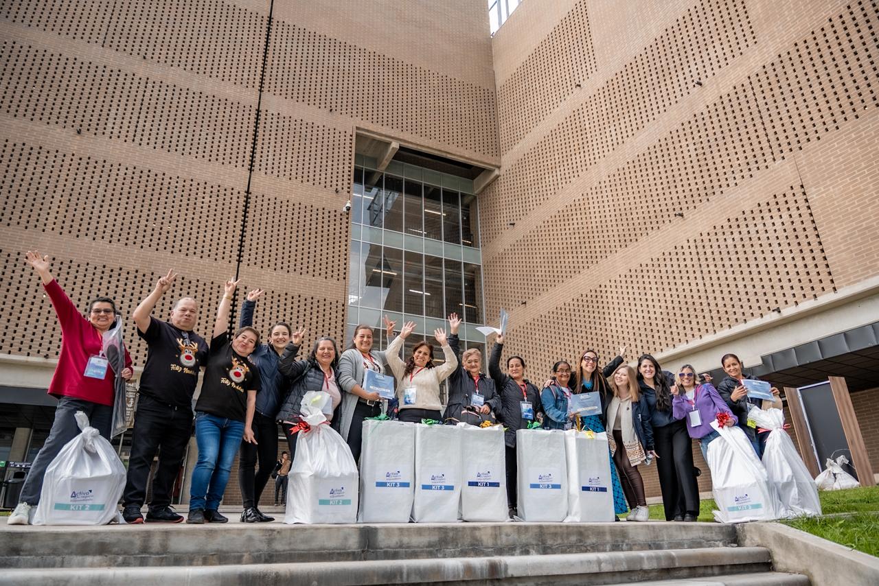 Entrega de bienes de capitalización a emprendedores del sector textil en Bogotá
