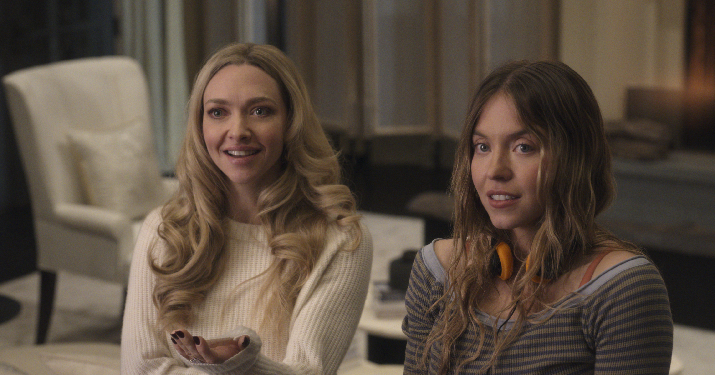 Sydney Sweeney y Amanda Seyfried en la película 'La empleada'.