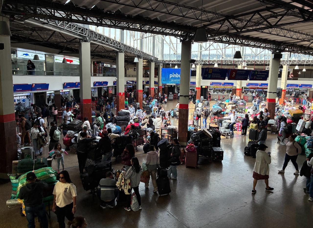Salida de pasajeros en la Terminal Salitre durante la temporada navideña.