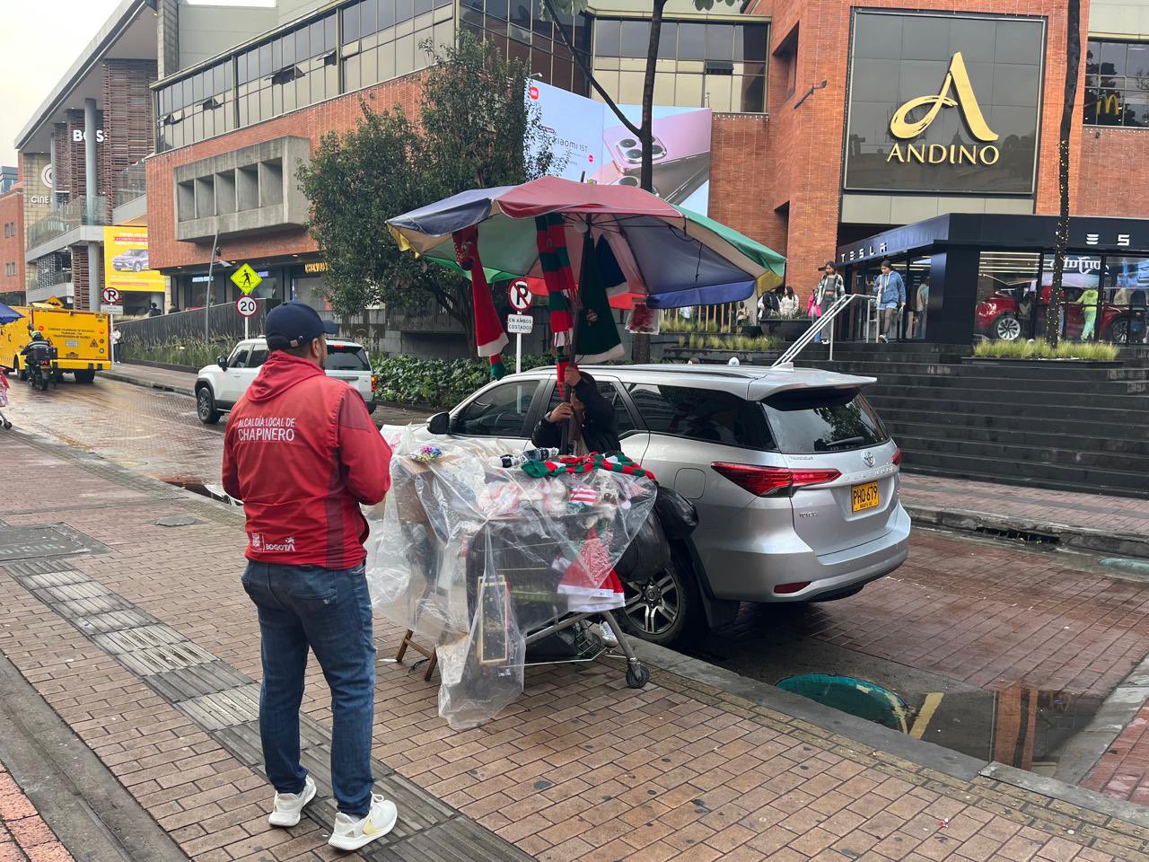 Trabajadora informal retirada de la zona T en Bogotá