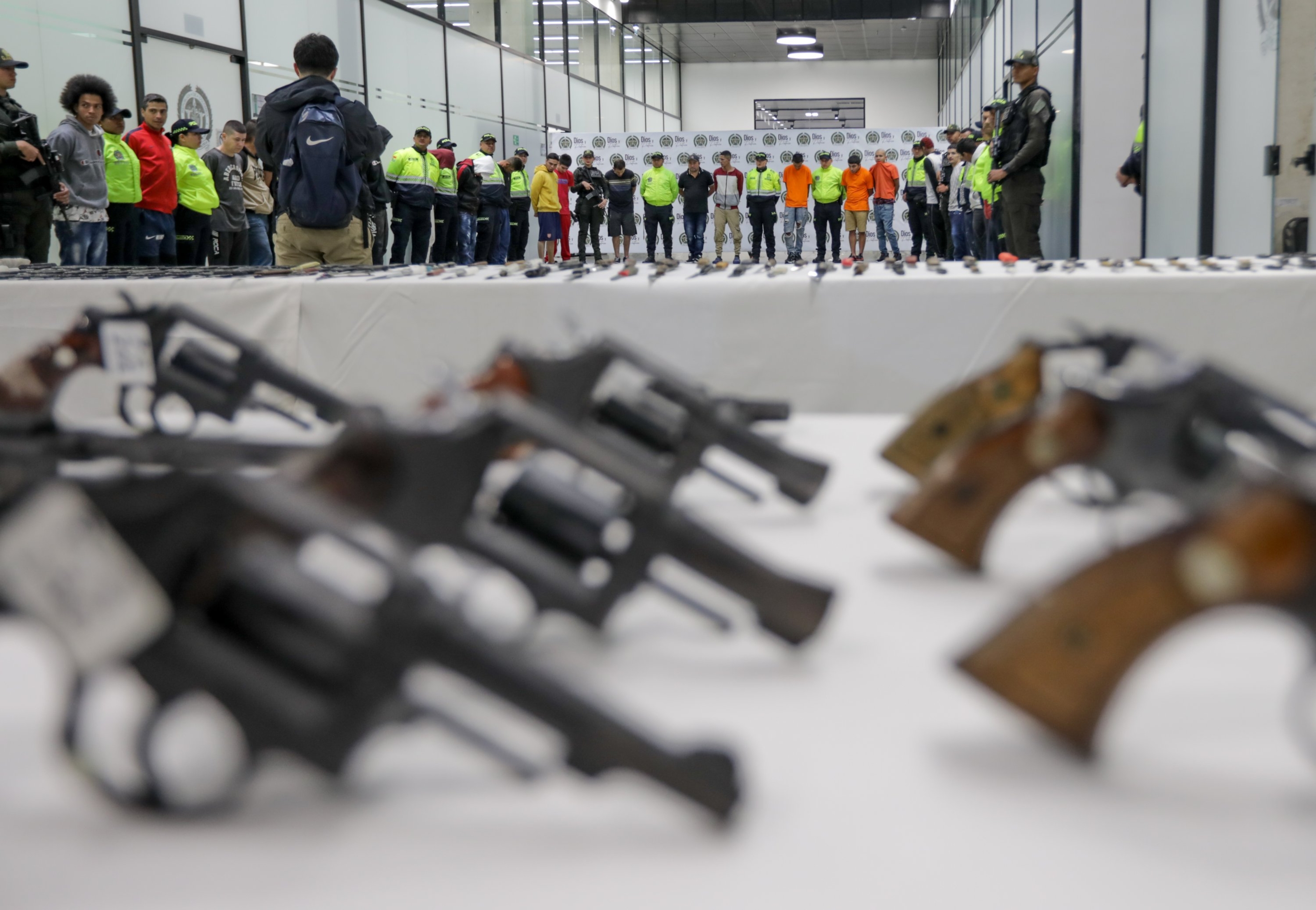 El temor a atracos callejeros, drogadicción, asaltos a casas, pandillas o robos a tiendas, influye de forma determinante en la calificación que recibe Colombia en temas de seguridad y la percepción de los ciudadanos.