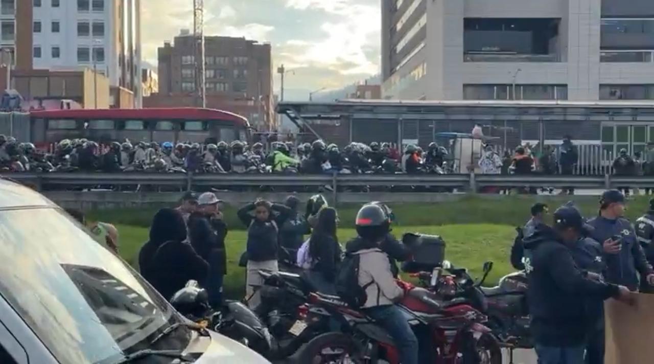 La congestión en la Autopista Norte se extiende desde la calle 100 hasta la calle 120 por el bloqueo en sentido sur.