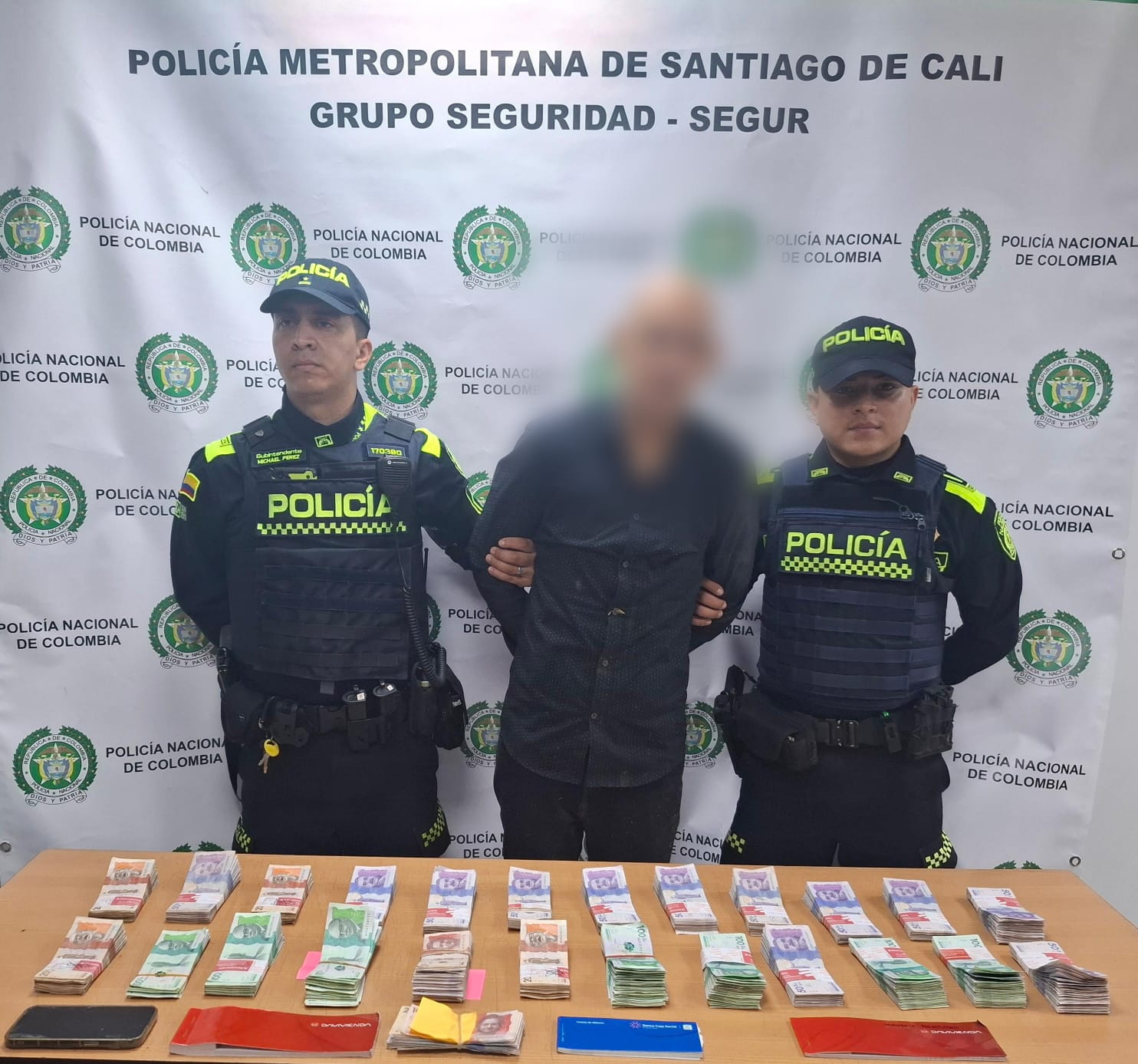 El presunto ladrón de más de 130 millones de pesos; Fue capturado, tras caer en el río Cali.