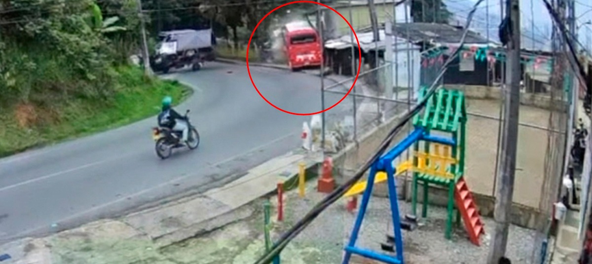 Autobús se accidentó en Santa Elena, Medellín