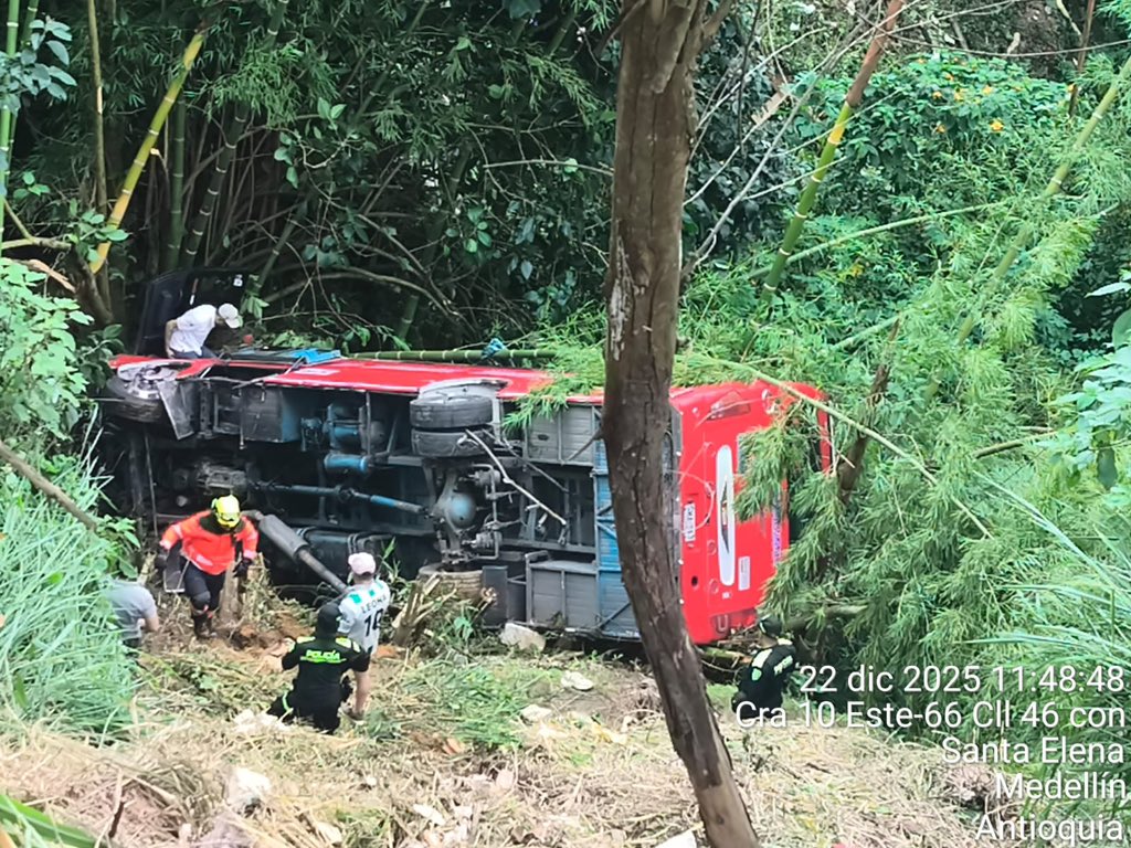 Bus volcado en Santa Elena