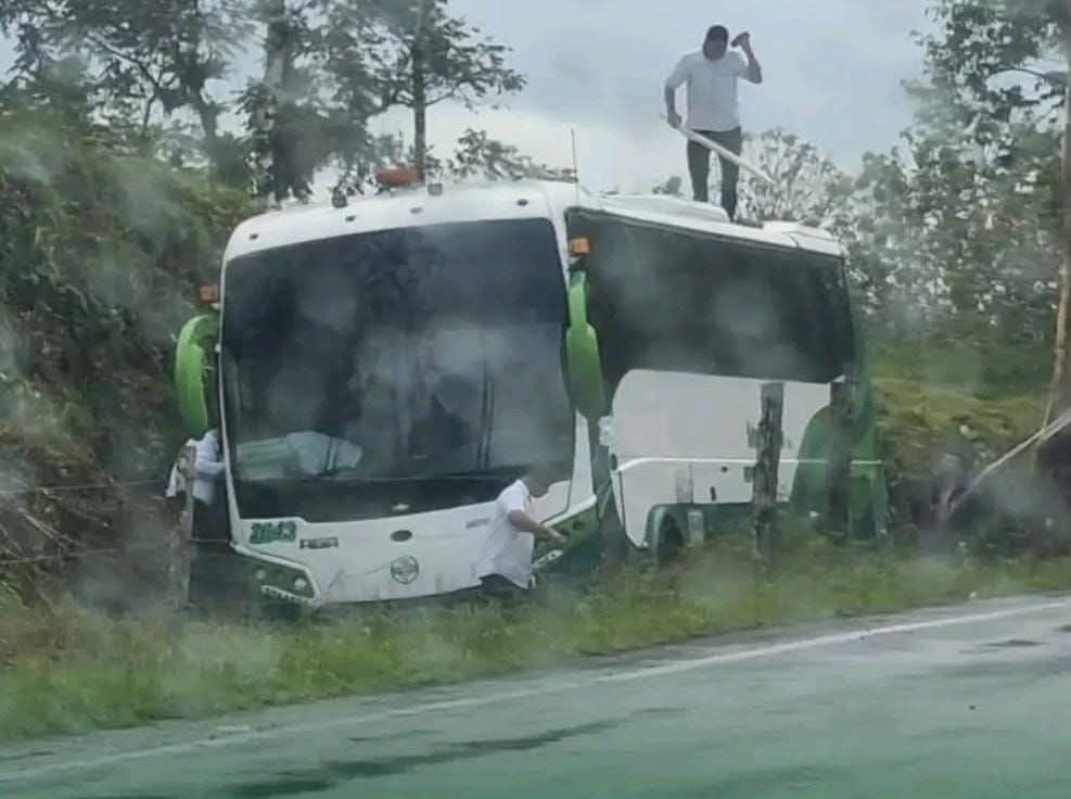 Momentos de angustia vivieron los pasajeros de un autobús de la empresa Cootransuroccidente que cubría la ruta Medellín–Urabá, luego de que el vehículo se saliera de la carretera en el tramo previo a la entrada al municipio de Chigorodó.